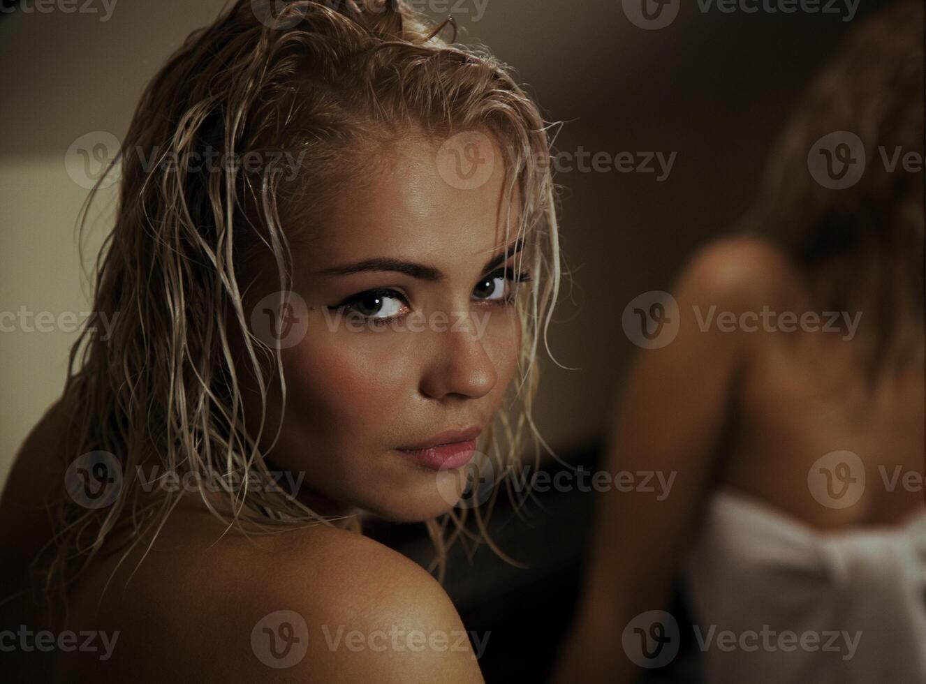 sexy blond Mädchen mit nass Haar nach Bad foto