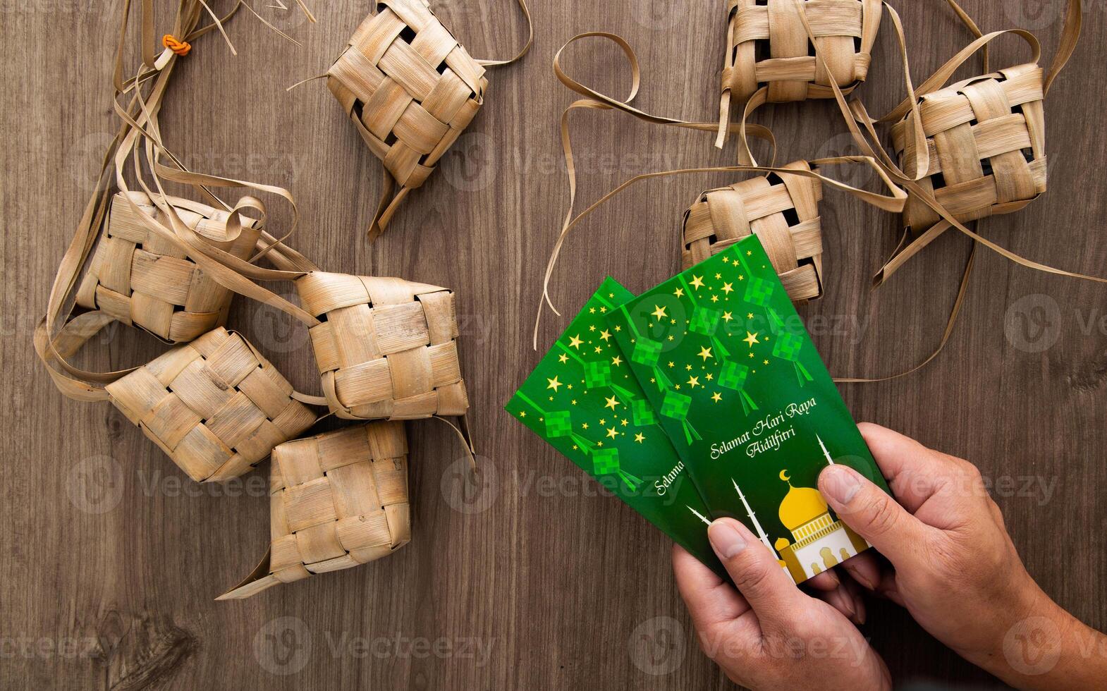 Hand halten Geld Umschlag zum Muslim eid Feier foto