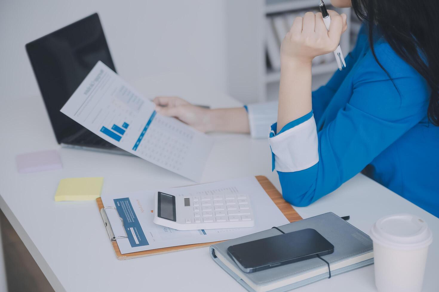 finanzanalysten analysieren während einer diskussion auf einem unternehmenstreffen geschäftsfinanzberichte zu einem investitionsprojekt zur planung digitaler tabletten und zeigen die ergebnisse ihrer erfolgreichen teamarbeit. foto