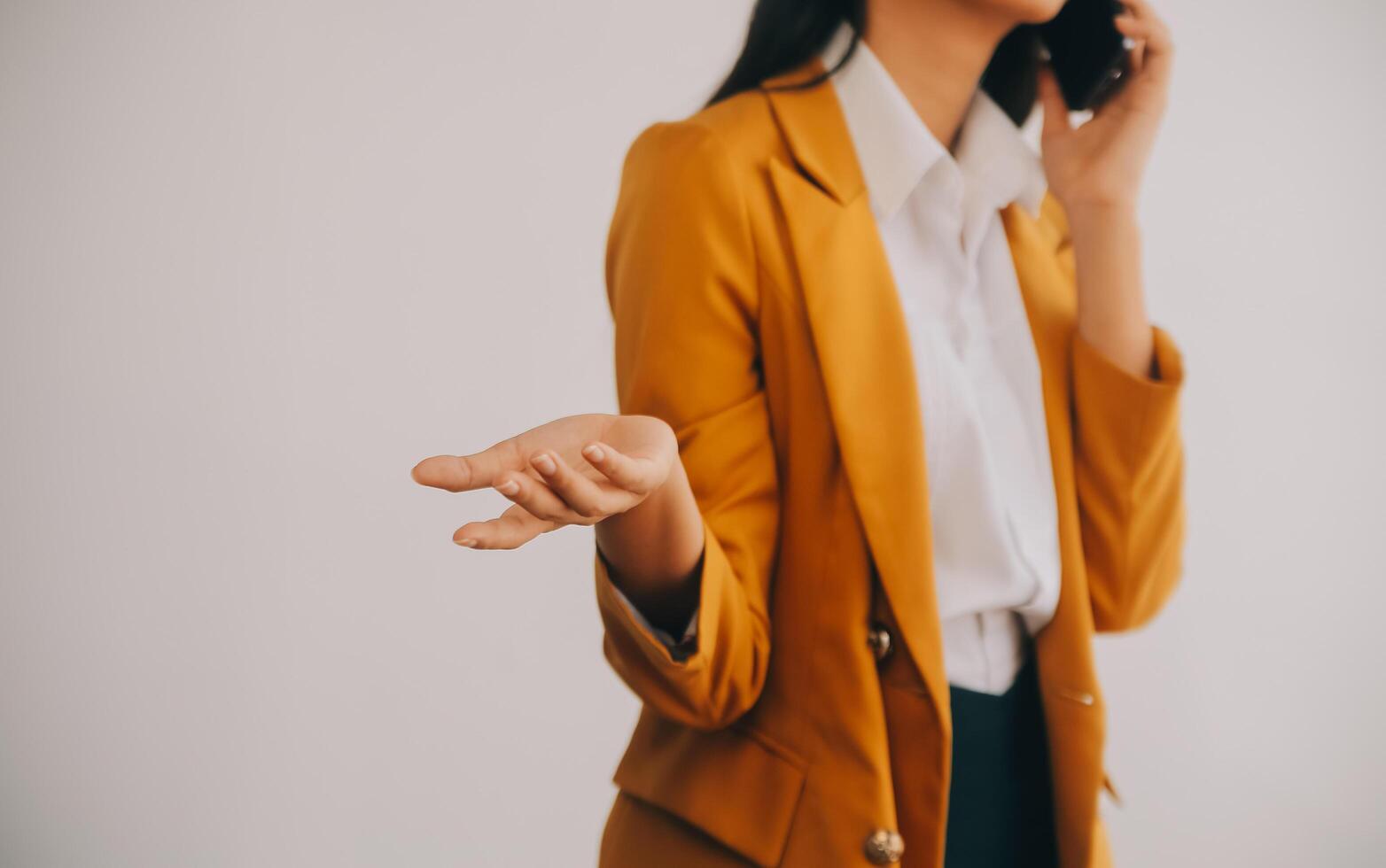 Porträt einer jungen asiatischen Freiberuflerin arbeitet an ihrem Job auf einem Computertablett im modernen Büro. Durchführung von Buchhaltungsanalyseberichten über Immobilieninvestitionsdaten, Konzept von Finanz- und Steuersystemen. foto