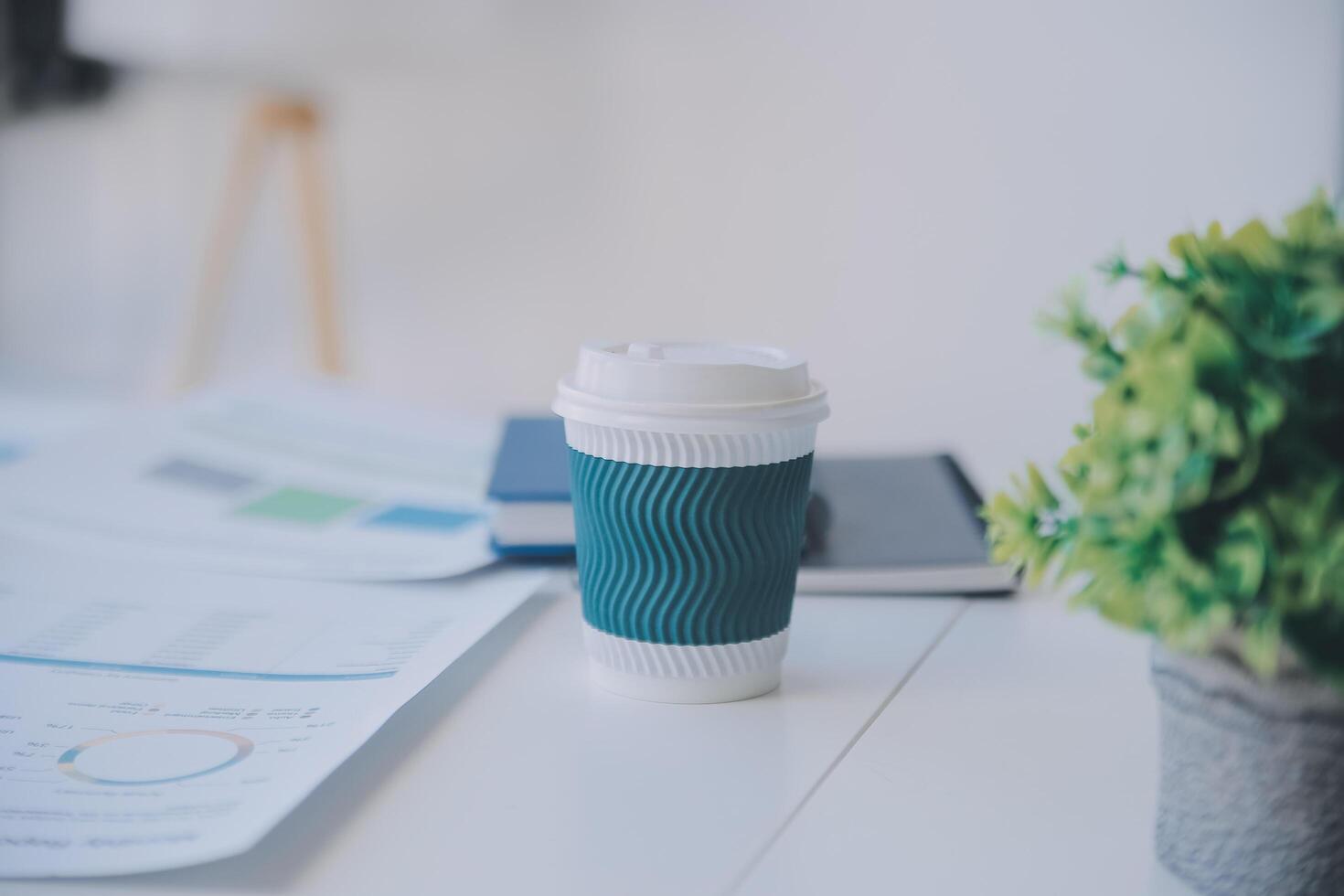 Zusammenarbeit von Geschäftsteams, Diskussion der Arbeit, Analyse mit Finanzdaten und Marketing-Wachstumsberichtsgrafik im Team, Präsentation und Brainstorming zur Strategieplanung, um vom Unternehmen zu profitieren. foto