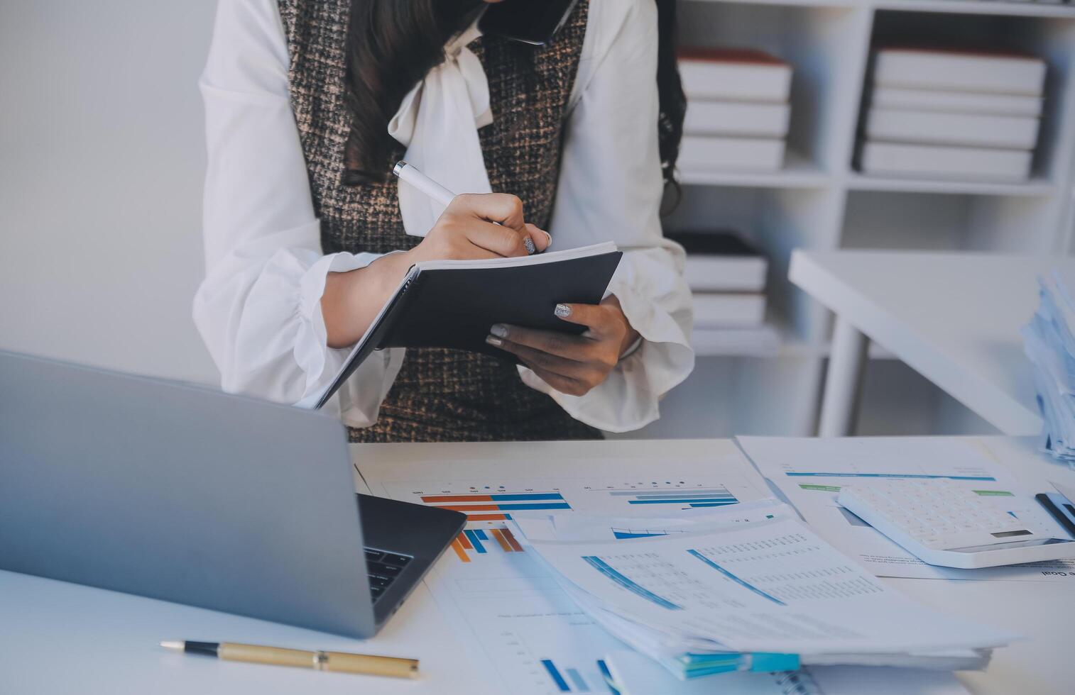 co Arbeiten Konferenz, Geschäft Mannschaft Treffen gegenwärtig, Investor Exekutive Kollegen diskutieren Neu planen finanziell Graph Daten auf draußen Büro Tabelle mit Laptop und Tablette, Finanzen, Buchhaltung foto