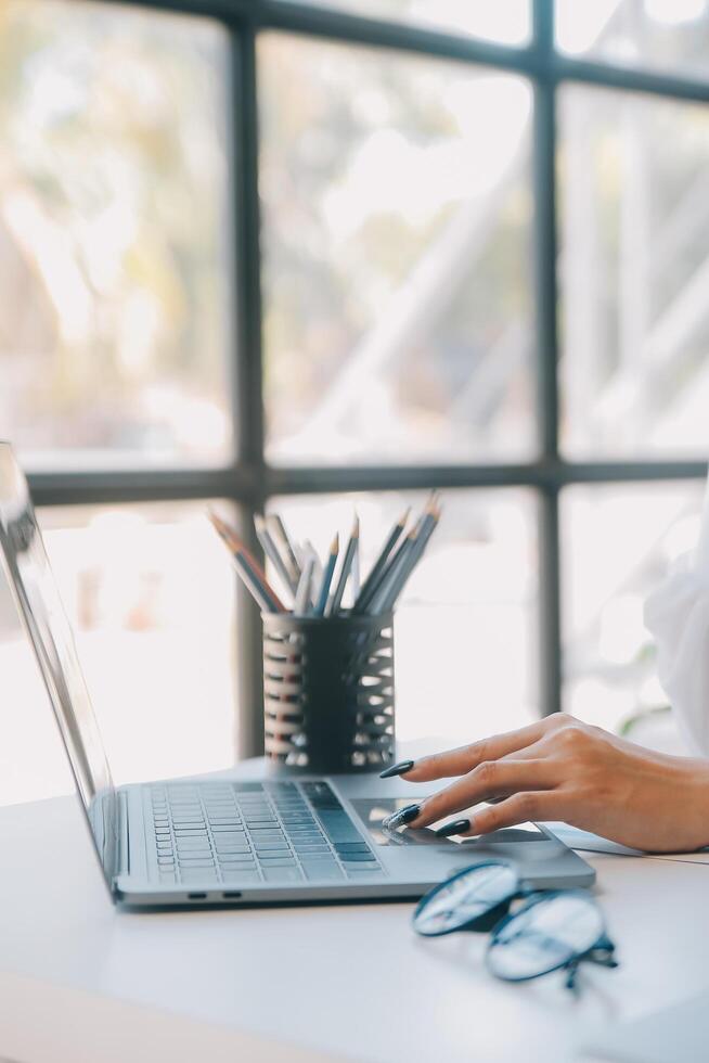 Zusammenarbeit von Geschäftsteams, Diskussion der Arbeit, Analyse mit Finanzdaten und Marketing-Wachstumsberichtsgrafik im Team, Präsentation und Brainstorming zur Strategieplanung, um vom Unternehmen zu profitieren. foto