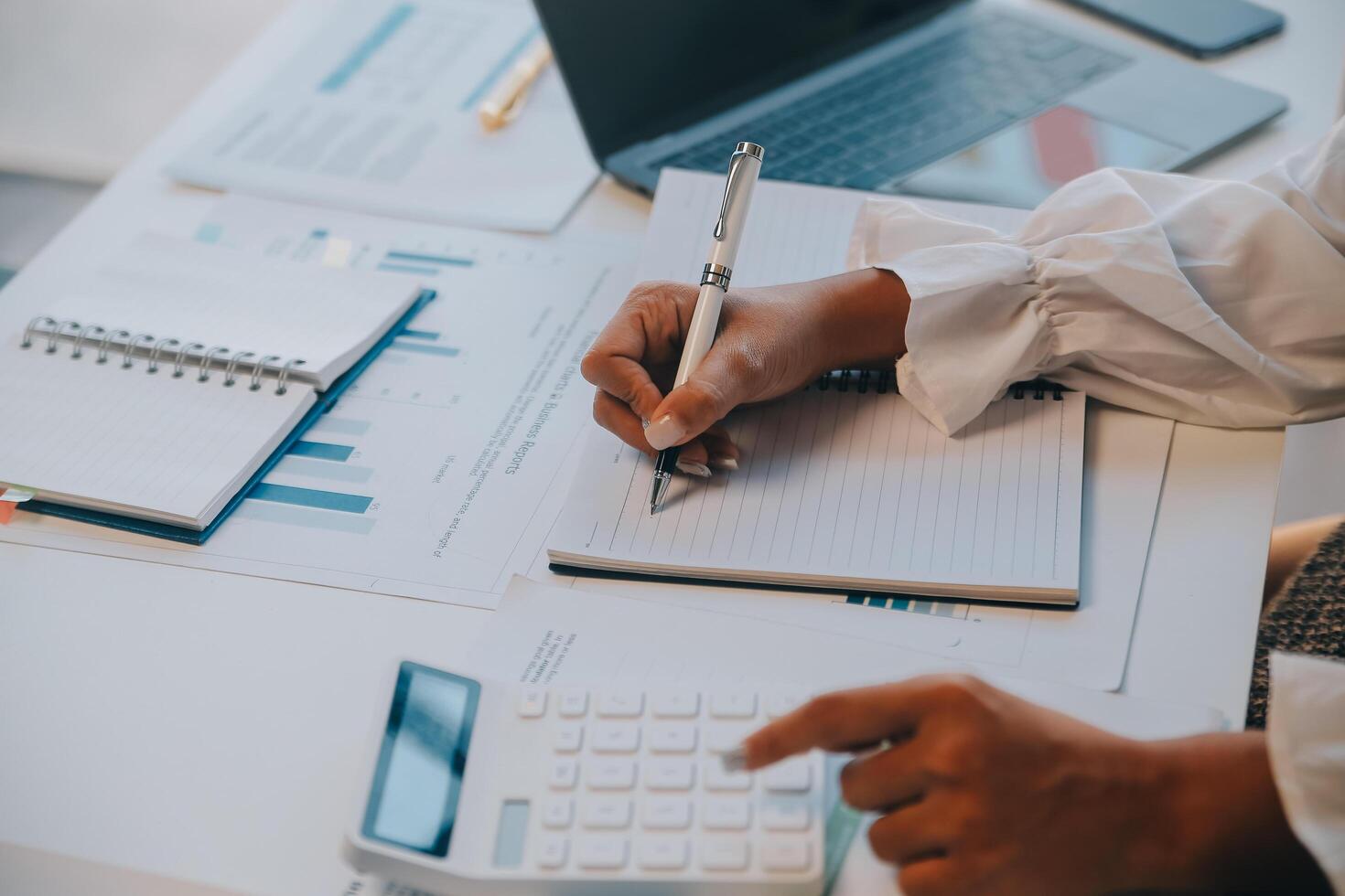 co Arbeiten Konferenz, Geschäft Mannschaft Treffen gegenwärtig, Investor Exekutive Kollegen diskutieren Neu planen finanziell Graph Daten auf draußen Büro Tabelle mit Laptop und Tablette, Finanzen, Buchhaltung foto