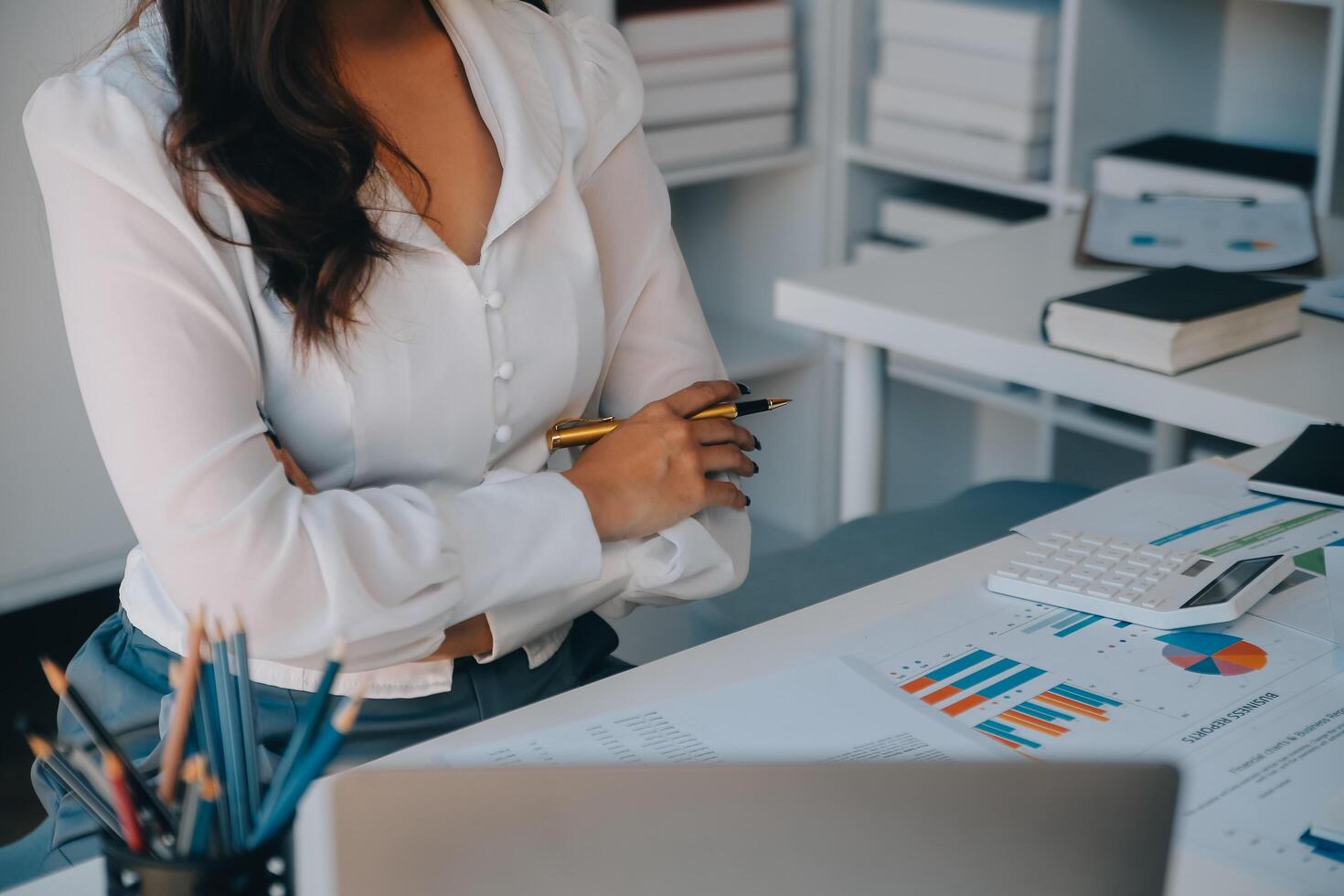 Zusammenarbeit von Geschäftsteams, Diskussion der Arbeit, Analyse mit Finanzdaten und Marketing-Wachstumsberichtsgrafik im Team, Präsentation und Brainstorming zur Strategieplanung, um vom Unternehmen zu profitieren. foto