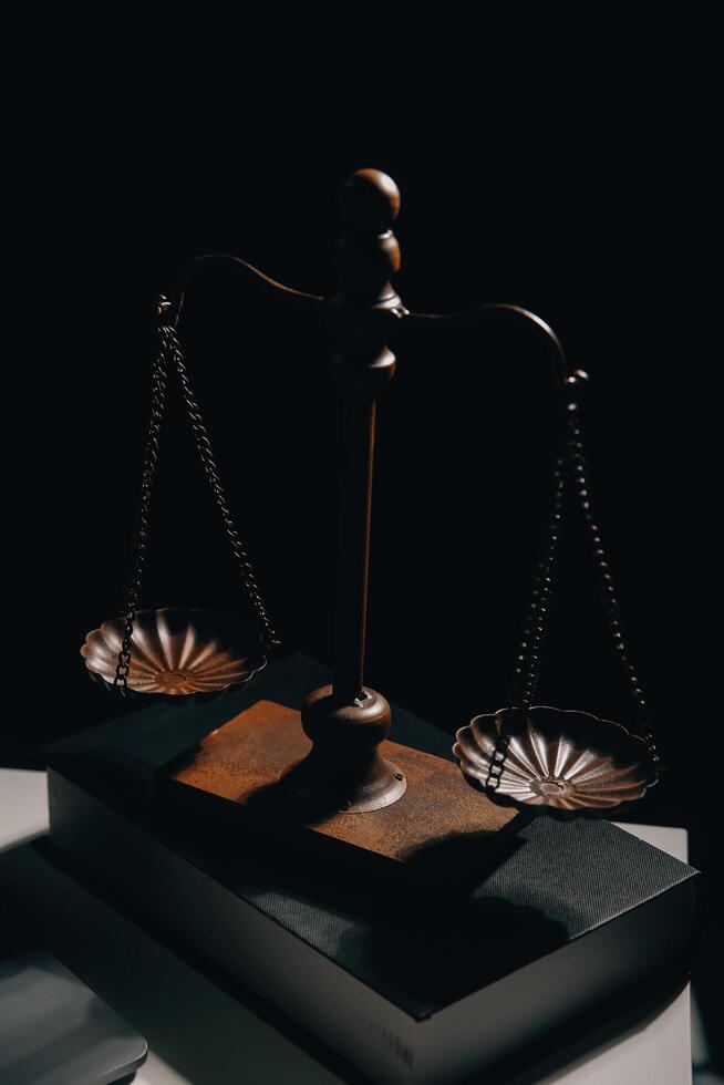Bild von des Richters Hammer, Waage Dame von Gerechtigkeit, Gesetz Buch, Laptop Computer und Vertrag Unterlagen mit Stift Konzept von Gesetz und Gerechtigkeit. foto