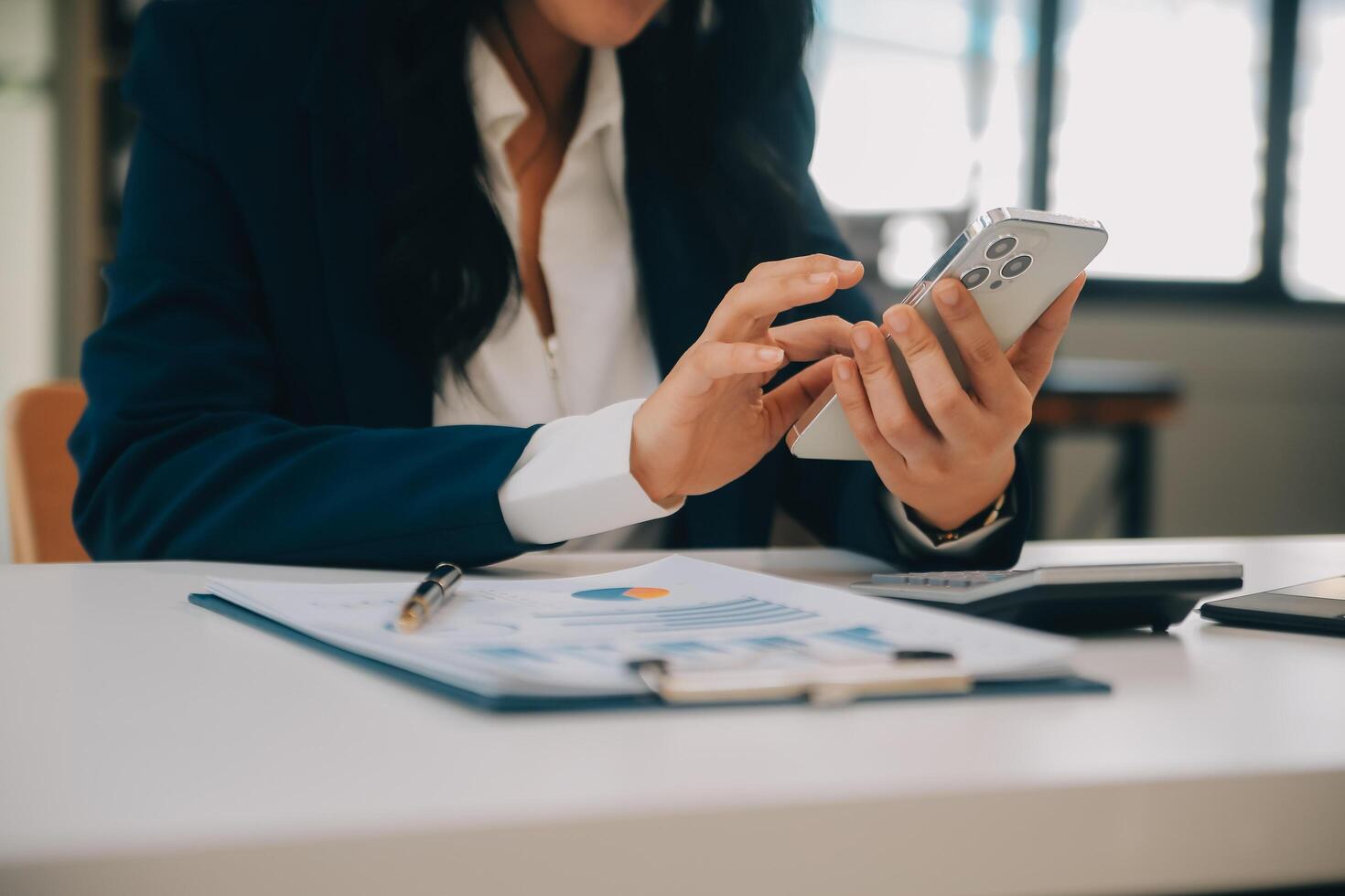 finanzanalysten analysieren während einer diskussion auf einem unternehmenstreffen geschäftsfinanzberichte zu einem investitionsprojekt zur planung digitaler tabletten und zeigen die ergebnisse ihrer erfolgreichen teamarbeit. foto