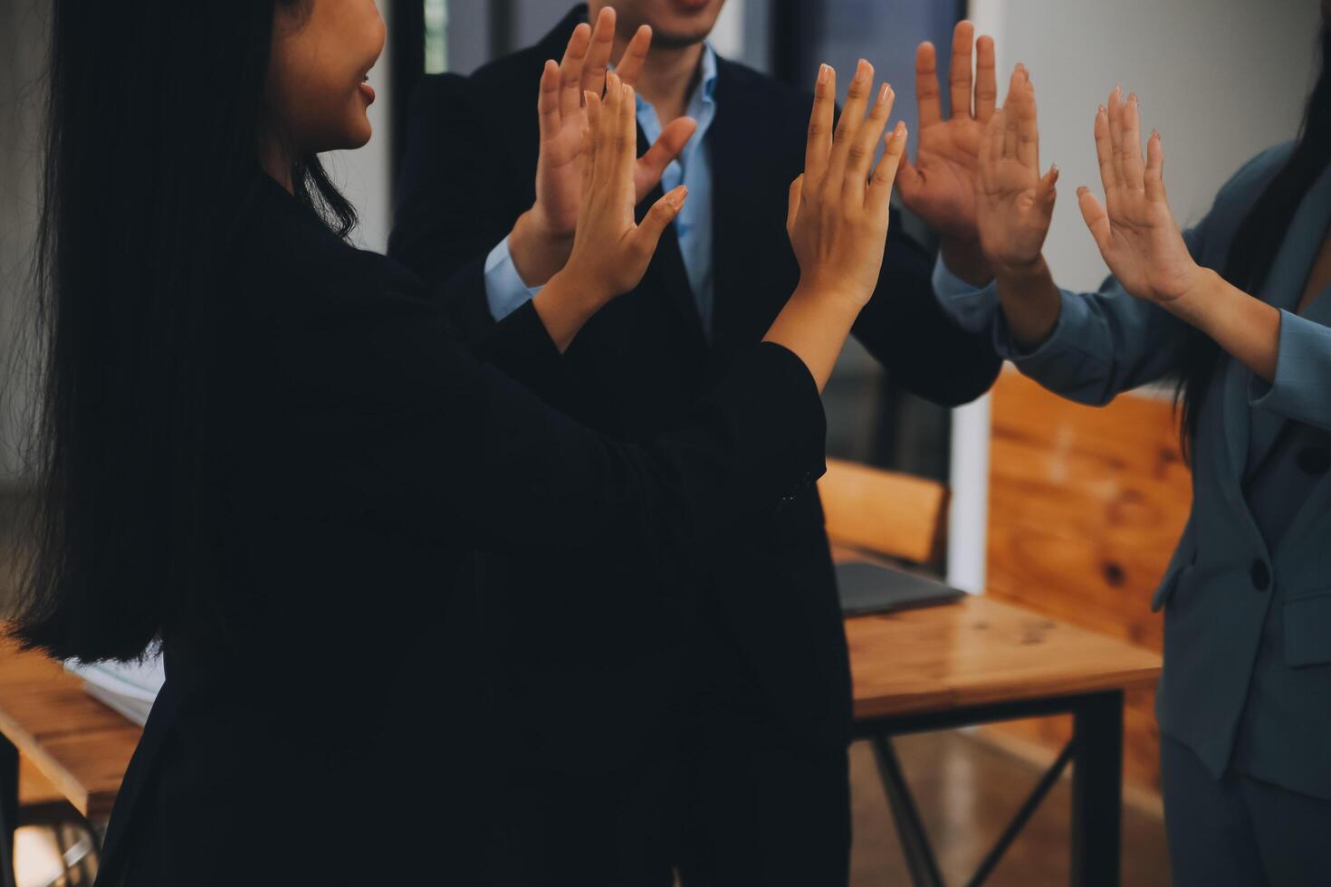 kreativ Mannschaft diskutieren Über Arbeit beim Büro, klein Geschäft Zusammenarbeit Hobeln Geschäft Strategie, Büro Leben foto