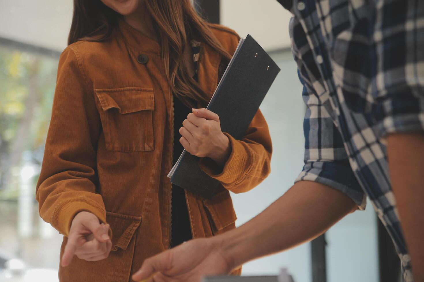 männlich und weiblich industriell Ingenieure im schwer Hüte diskutieren Neu Projekt während mit Laptop. Sie machen zeigen Gesten.sie Arbeit im ein schwer Industrie Herstellung Fabrik. foto