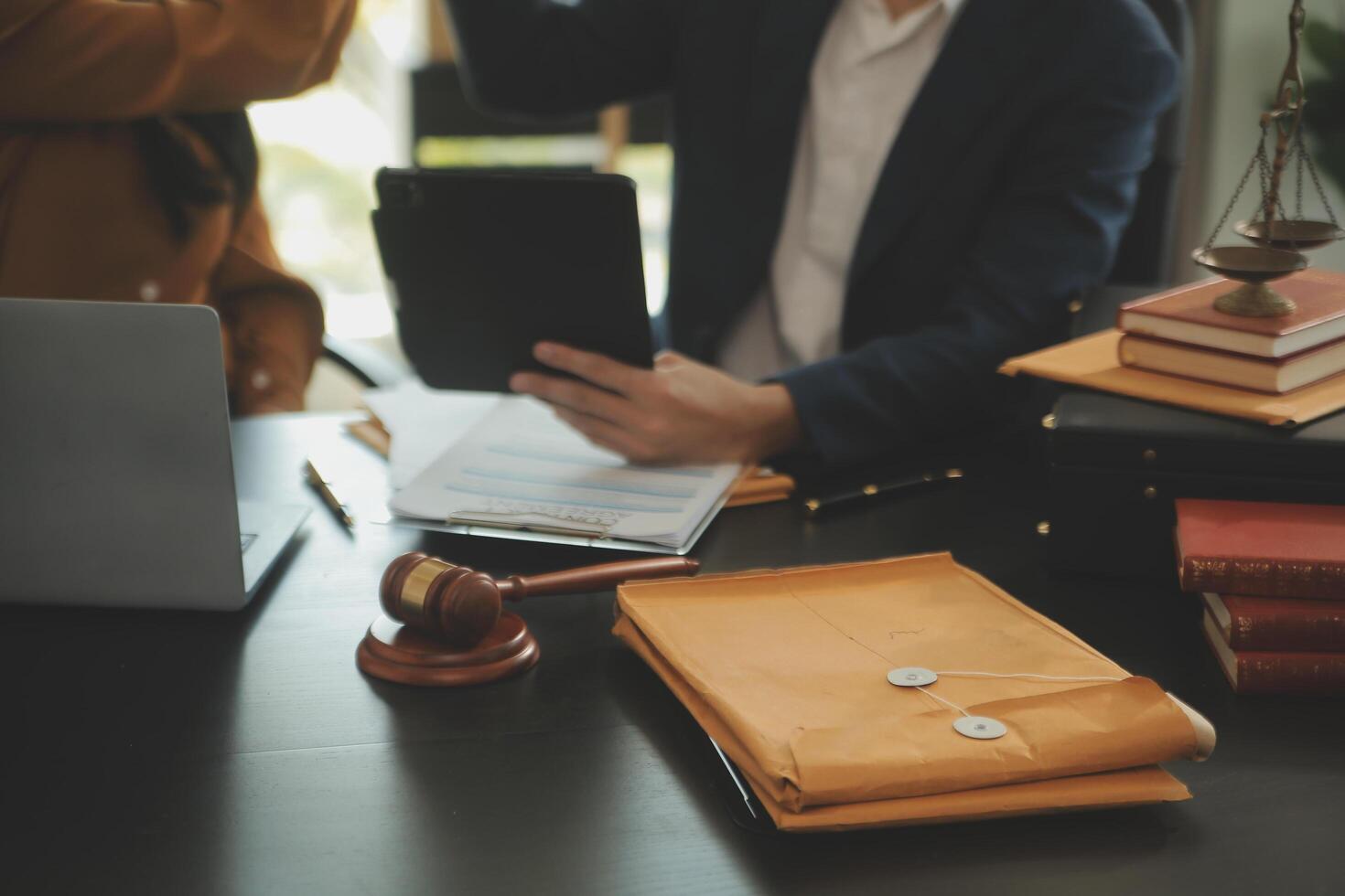 Gerechtigkeits- und Rechtskonzept. Legal Counsel präsentiert dem Mandanten einen unterschriebenen Vertrag mit Hammer und Legal Law oder Legal mit Teammeeting in der Anwaltskanzlei im Hintergrund foto