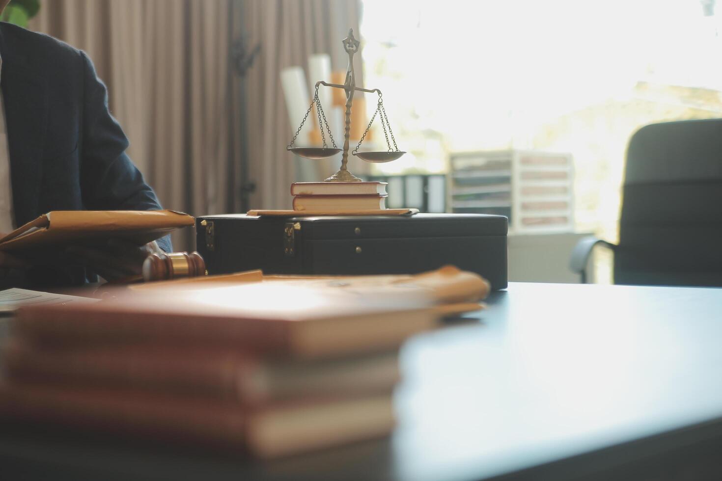 Gerechtigkeits- und Rechtskonzept. Legal Counsel präsentiert dem Mandanten einen unterschriebenen Vertrag mit Hammer und Legal Law oder Legal mit Teammeeting in der Anwaltskanzlei im Hintergrund foto