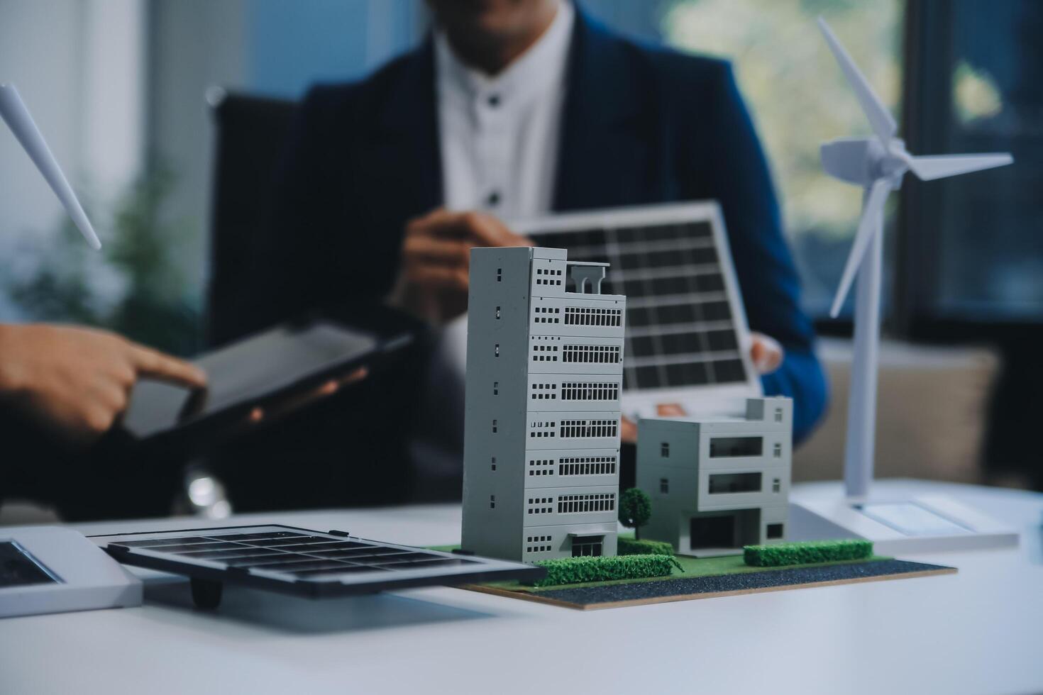 zwei jung Ingenieure Sachverstand im Solar- Zelle Installation Treffen und Diskussion im das Arbeit. Planung zu Installieren Solar- Photovoltaik Paneele auf Dach oben im das Büro Zimmer mit Fabrik Gebäude planen. foto