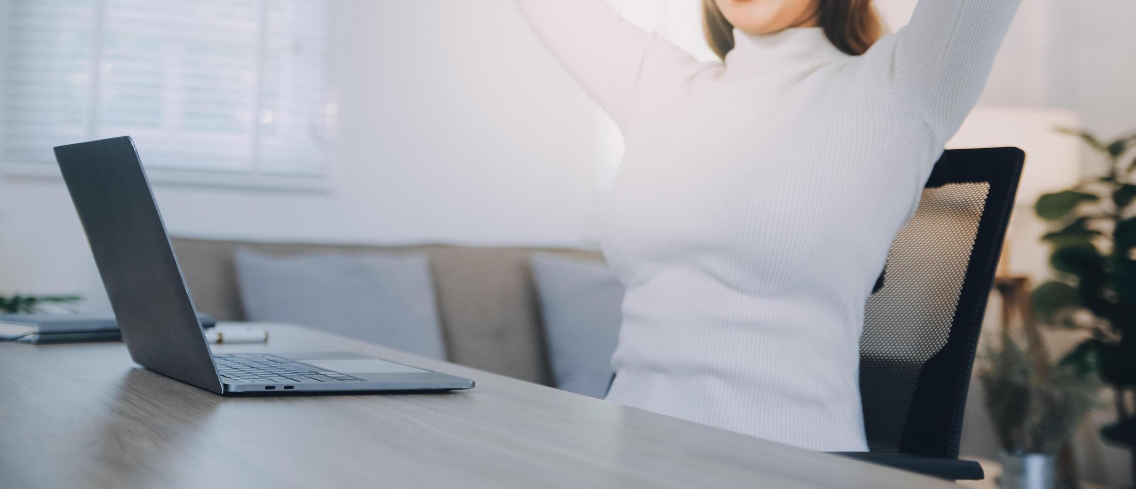 erfolgreich weiblich grapic Designer Aufpassen Lernprogramm Über kreativ Ideen beim Laptop Computer während Arbeiten Prozess im Büro.positiv Schüler mit blond Haar lesen Geschäft Nachrichten auf Netbook foto