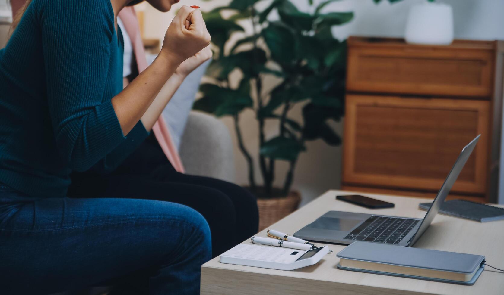 erfolgreich weiblich grapic Designer Aufpassen Lernprogramm Über kreativ Ideen beim Laptop Computer während Arbeiten Prozess im Büro.positiv Schüler mit blond Haar lesen Geschäft Nachrichten auf Netbook foto