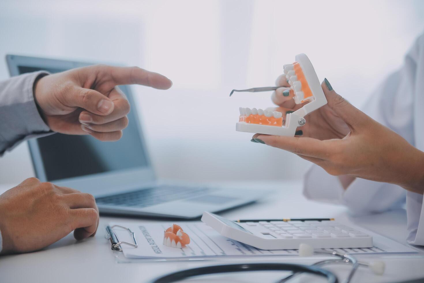 Mannschaft von Ärzte und Zahnärzte reden und Arbeiten Gesundheit Pflege sich unterhalten medizinisch Konferenz Konzept online Berater foto