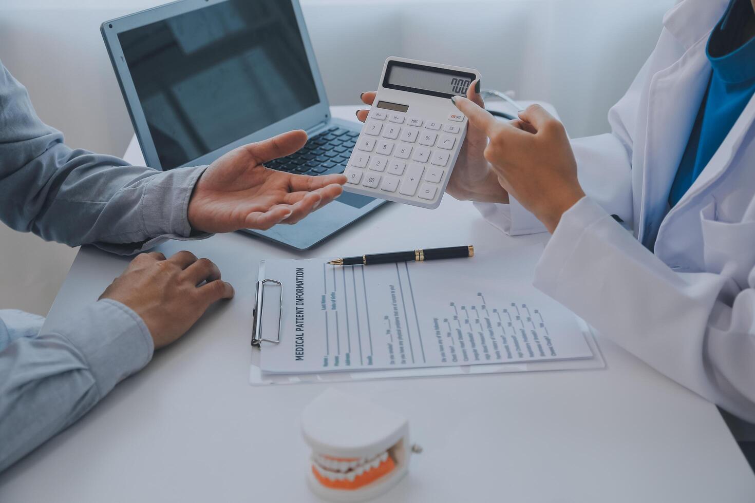 Mannschaft von Ärzte und Zahnärzte reden und Arbeiten Gesundheit Pflege sich unterhalten medizinisch Konferenz Konzept online Berater foto