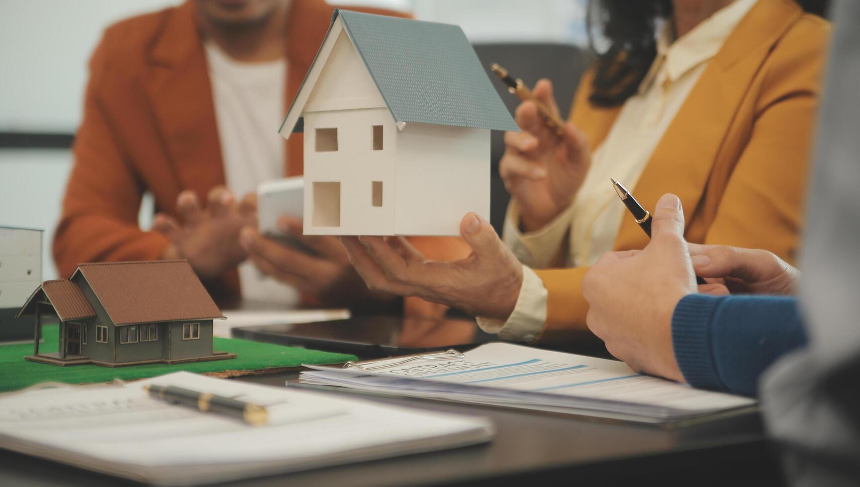 Mannschaft von Architekturen und Geschäftsleute diskutieren und Brainstorming auf Fußboden planen Änderung zum echt Nachlass Investition und Gehäuse Entwicklung Projekt foto