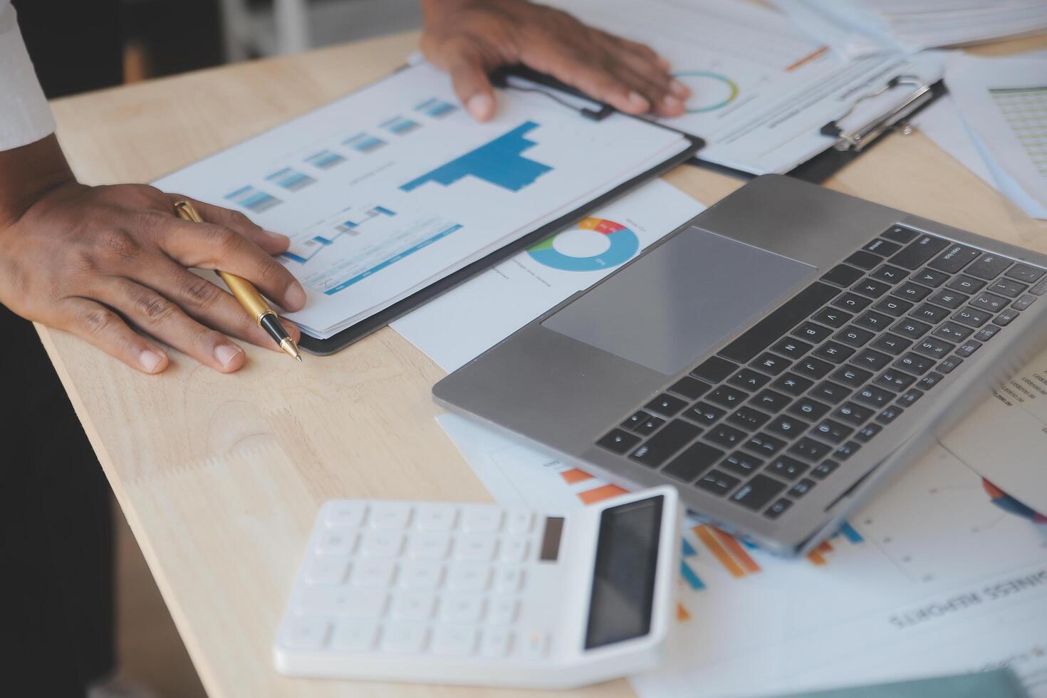 Finanzmanagertreffen zur Diskussion des Erfolgs des Unternehmenswachstumsprojekts Finanzstatistik, professioneller Investor, der ein Startprojekt für den Strategieplan mit Dokument, Laptop und digitalem Tablet arbeitet. foto