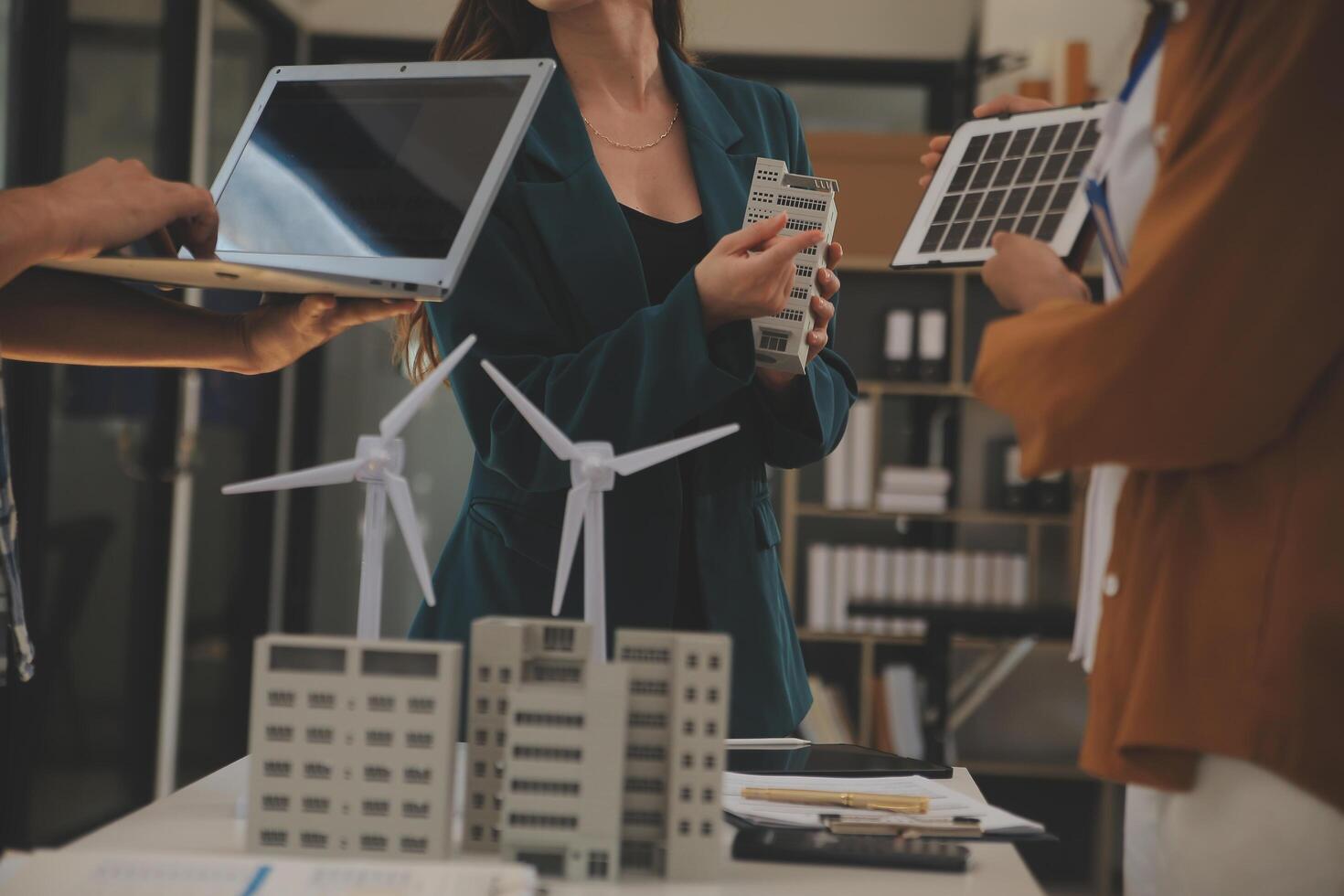 elektrisch Ingenieur mit Geschäftsmann diskutieren Neu Projekt Installation Solar- Zelle Panel auf das Dach von Gebäude. Alternative Energie Konzept. foto