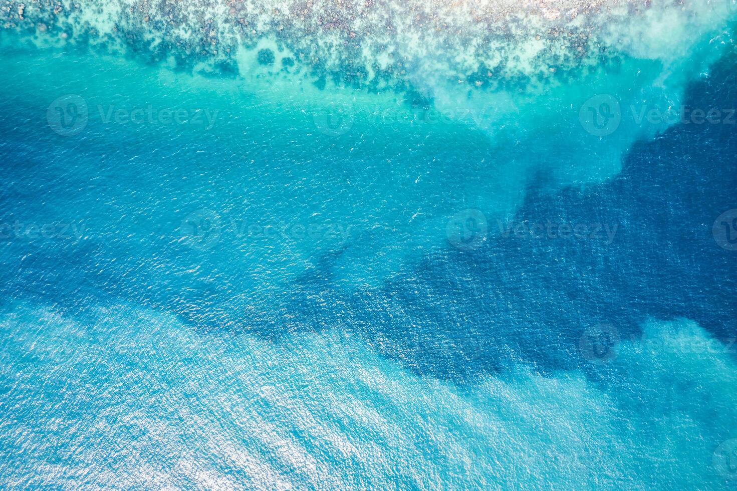 schön Kristall Blau und Türkis Meer durch das Küsten im tropisch Insel foto