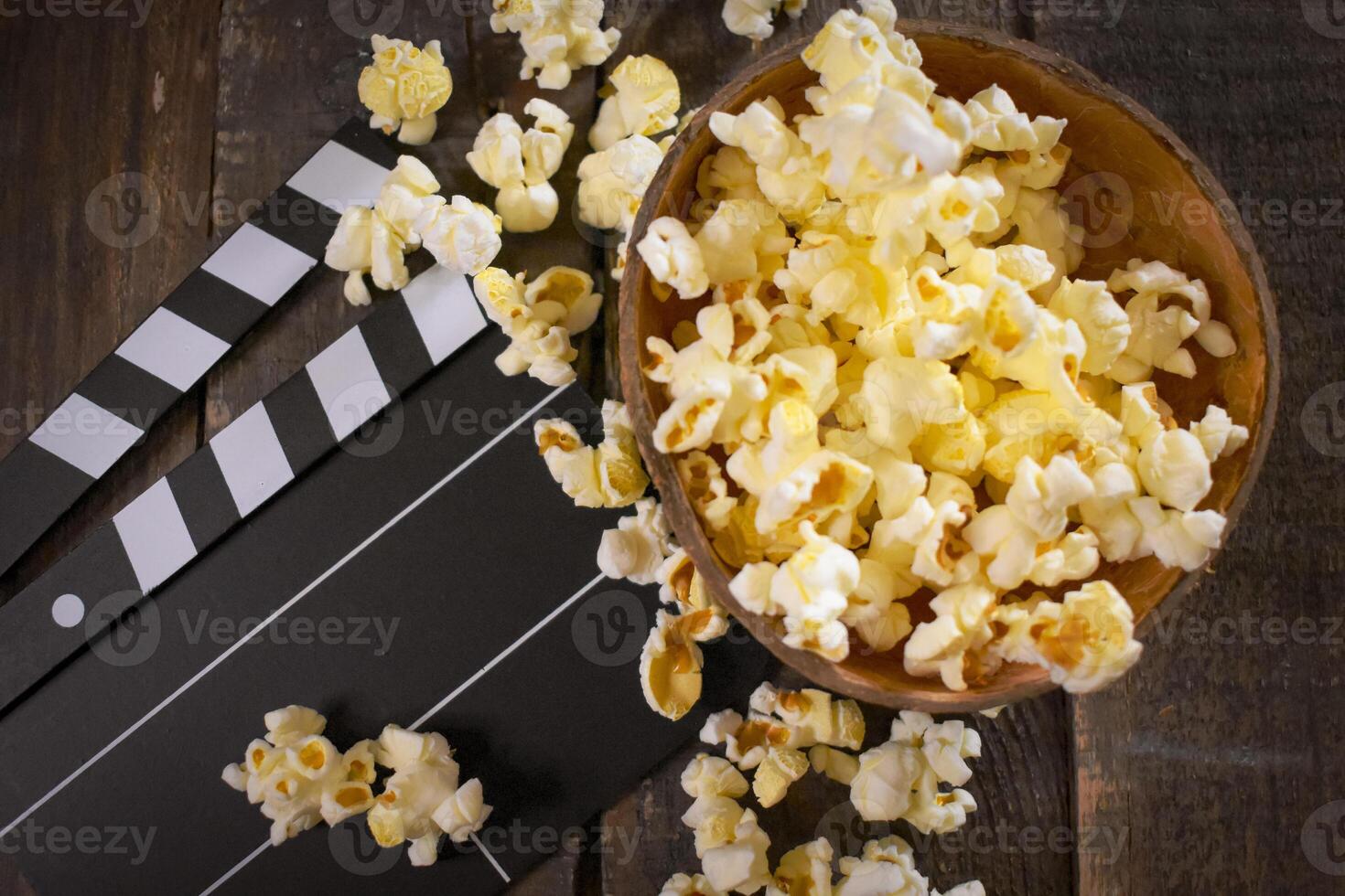 Popcorn auf ein hölzern Hintergrund foto