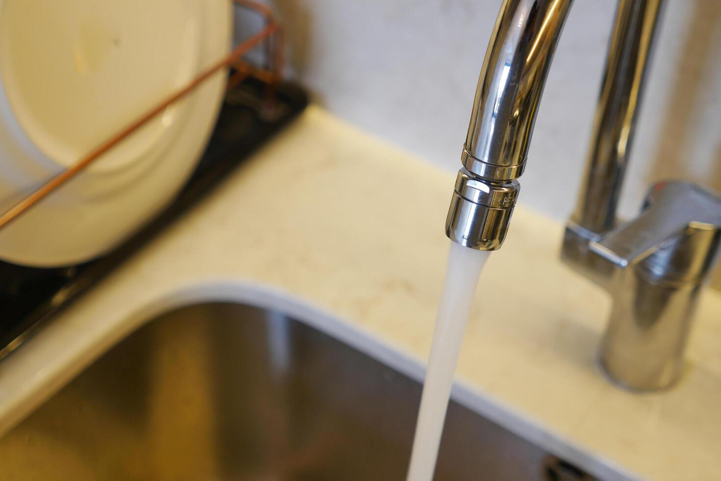 Wasser, das aus einem Wasserhahn in Zeitlupe strömt foto