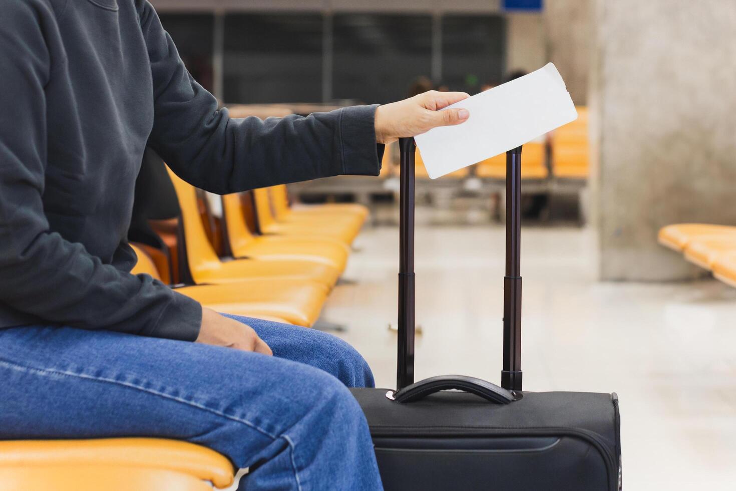 Frau Hand halten Einsteigen bestehen beim das Flughafen. foto