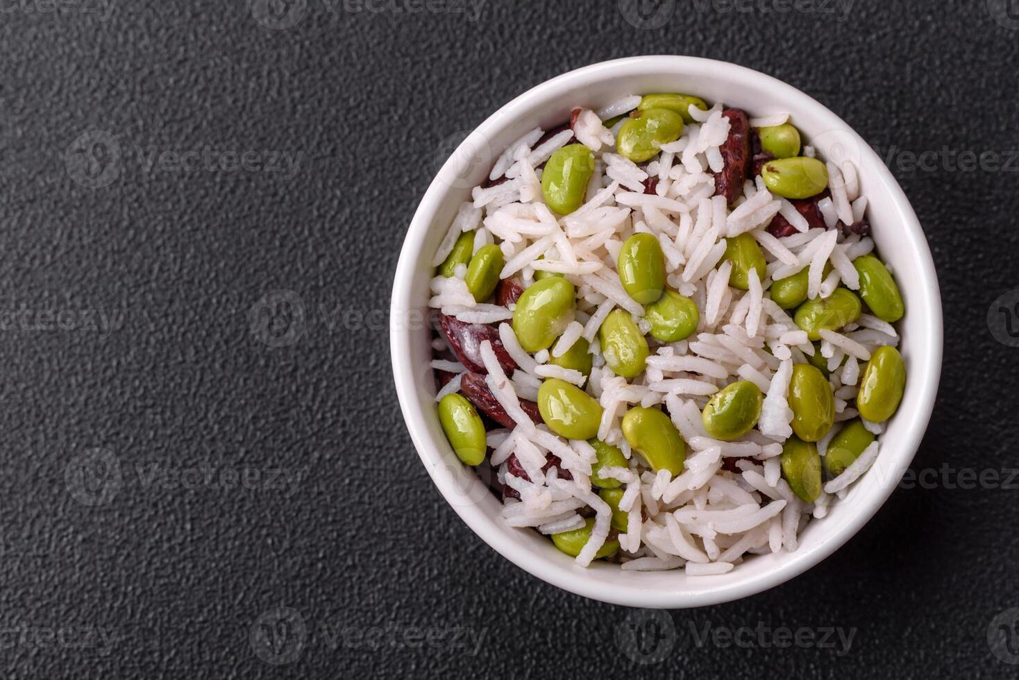 köstlich Weiß gekocht Reis mit Grün Edamame Bohnen mit Salz- und Gewürze foto