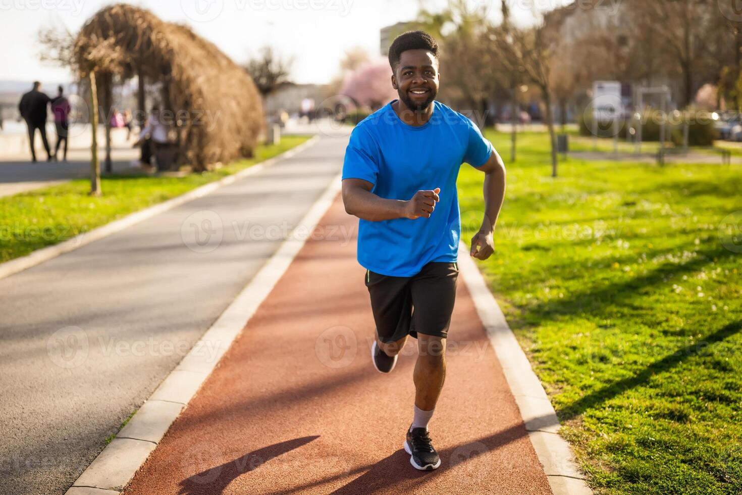 jung Afroamerikaner Mann ist Joggen im das Stadt. foto