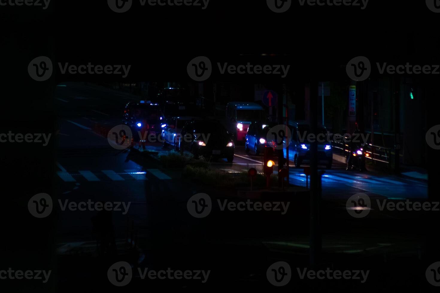 ein Nacht der Verkehr Marmelade beim das Innenstadt Straße im Tokyo lange Schuss foto