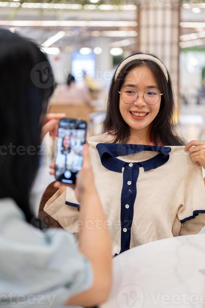 ein Frau nehmen ein Bild von ihr Freund mit ein Neu kleiden, haben ein Spaß Einkaufen Tag zusammen. foto