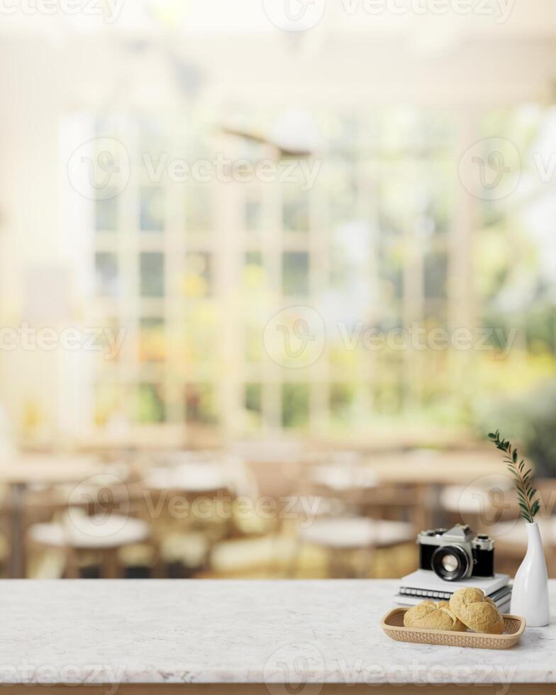 ein Essen Tabelle im ein Restaurant oder Kaffee Geschäft mit ein Aussicht von ein Garten auf ein sonnig Tag. foto