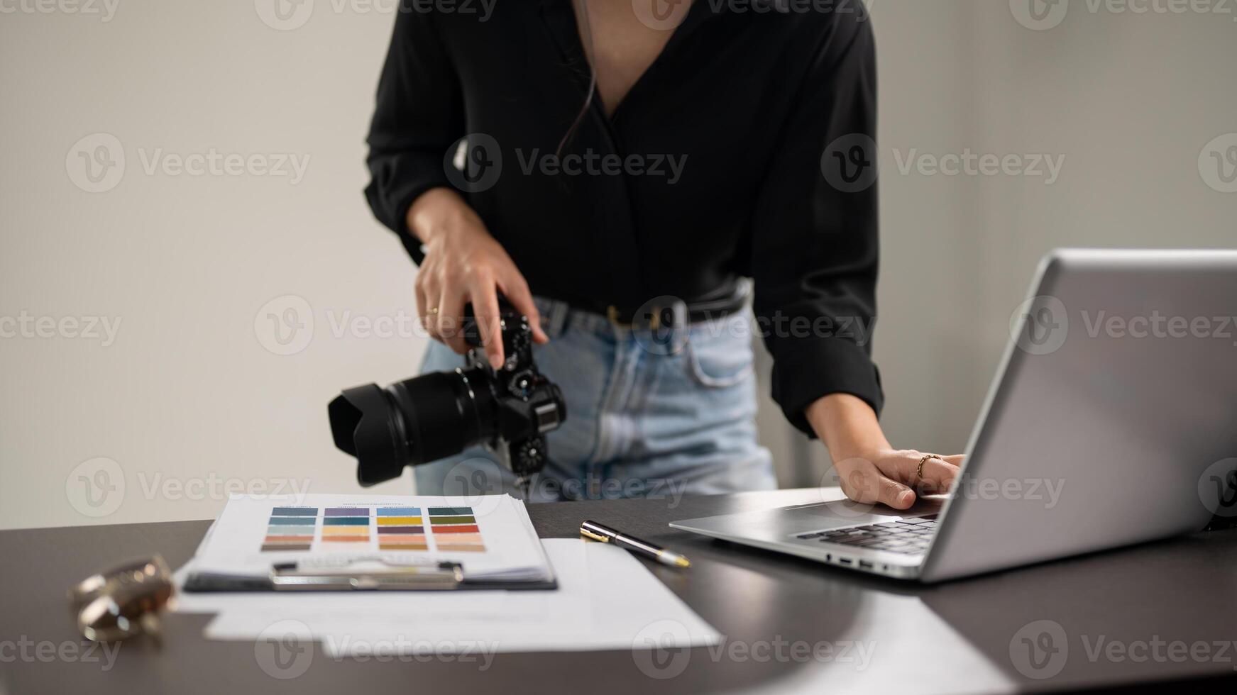 ein abgeschnitten Schuss von ein weiblich Fotograf Überprüfung Bilder auf ein Laptop Computer im ein Studio. foto