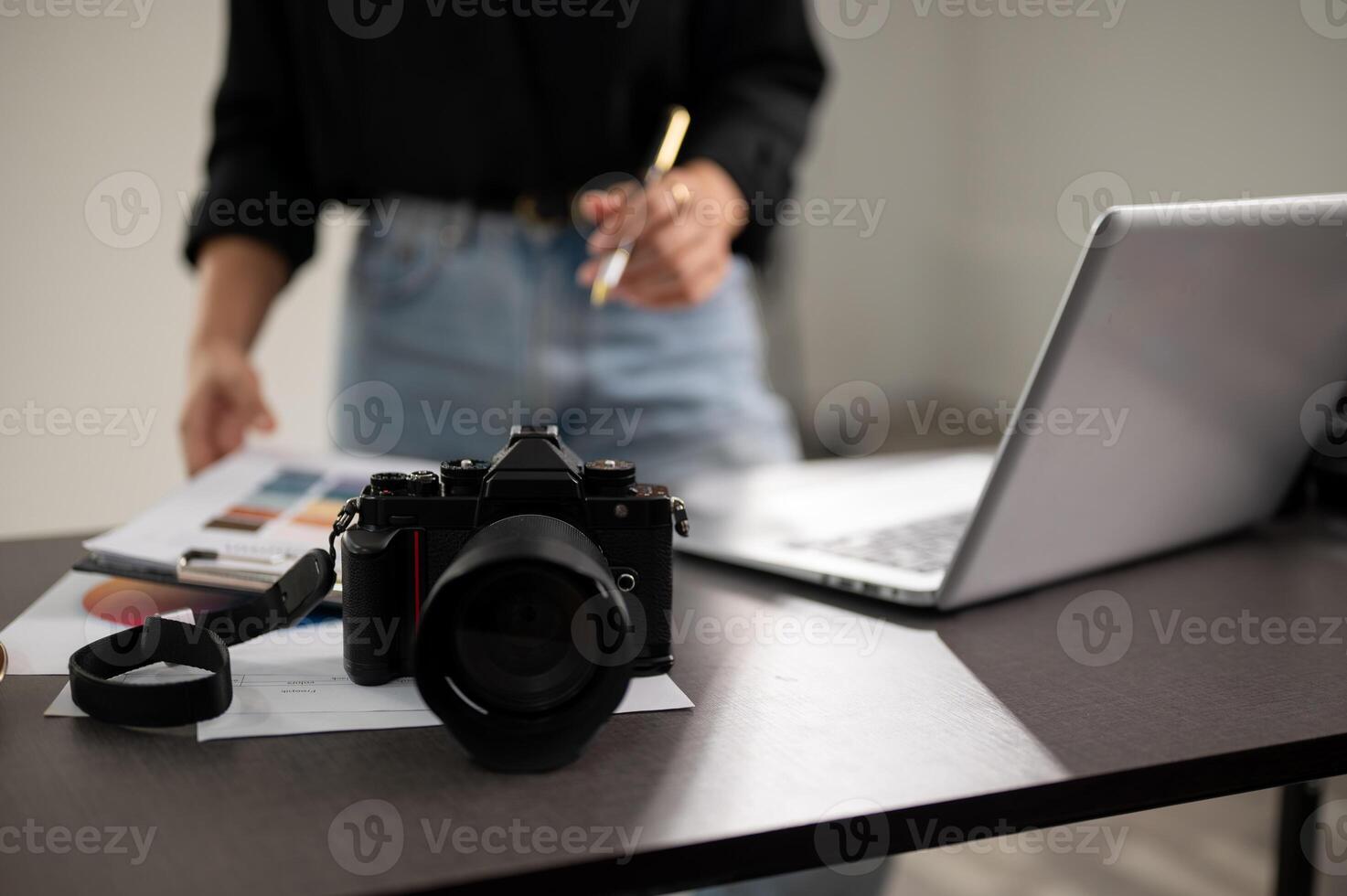 ein Nahansicht Schuss von ein Fachmann dslr Kamera auf ein Schreibtisch im ein Fotoshooting Studio. foto