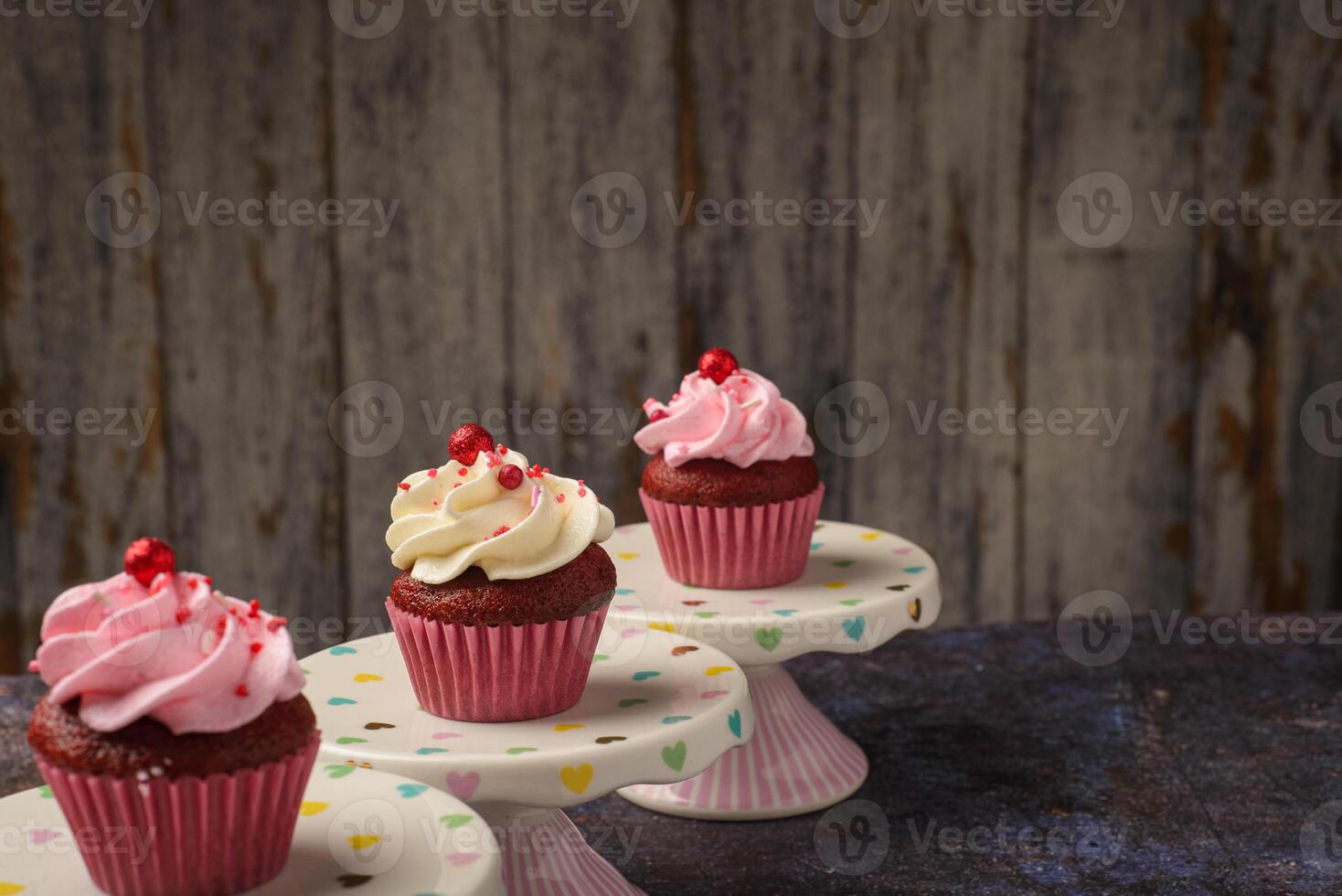 Cupcakes auf klein Keramik Teller mit hölzern Unterseite mit Kopieren Raum. Produkt Foto. foto