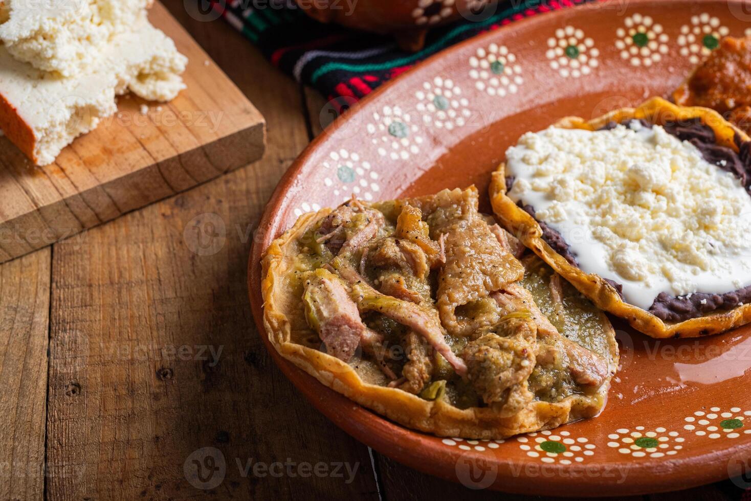 sopes von Chicharron im Grün Soße und rot Soße. Mexikaner Lebensmittel. foto