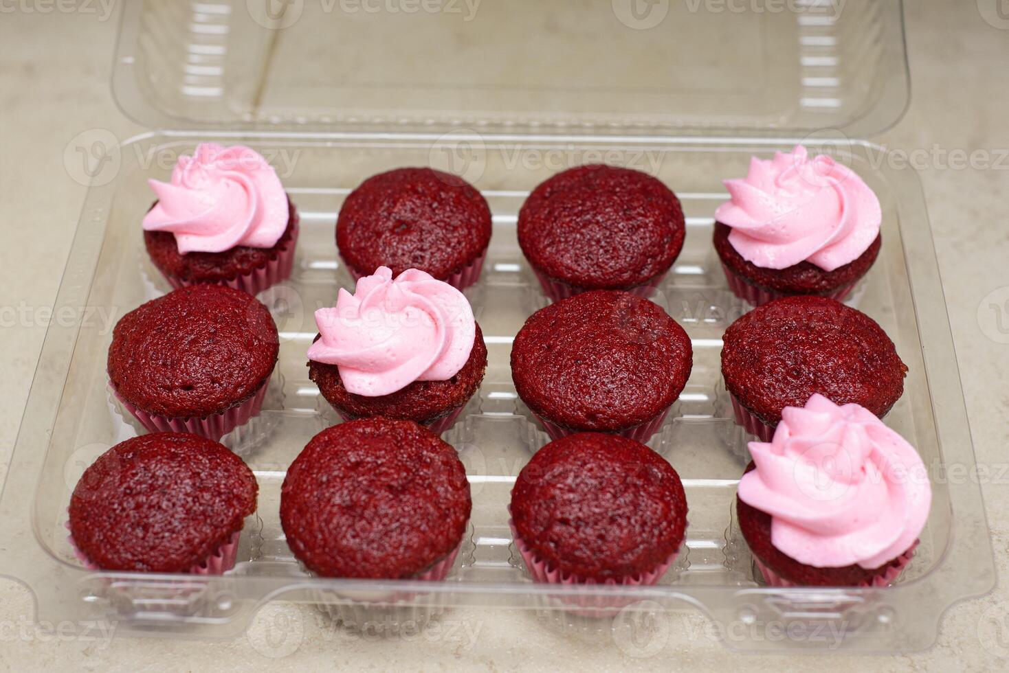 rot Samt Cupcakes im Plastik Tablett bereit zu Sein dekoriert. foto