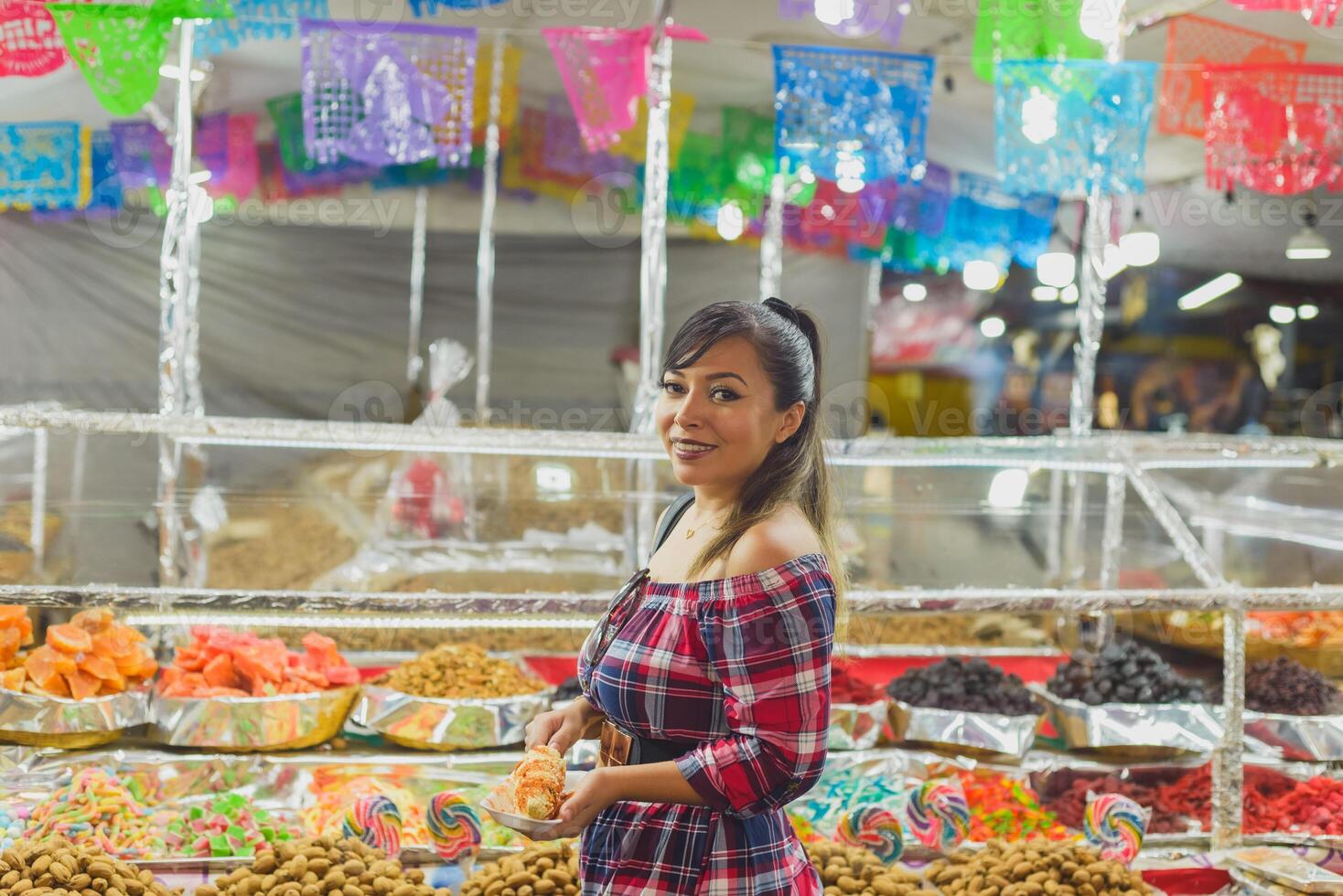 lächelnd Frau mit ein gekocht Mais Nächster zu ein Markt Stand im Mexiko. foto