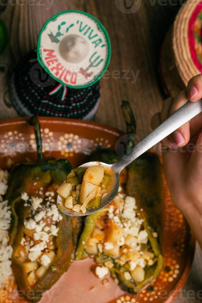 ausgestopft Pfeffer, typisch Mexikaner Lebensmittel. Essen zu feiern cinco de Mayonnaise. foto
