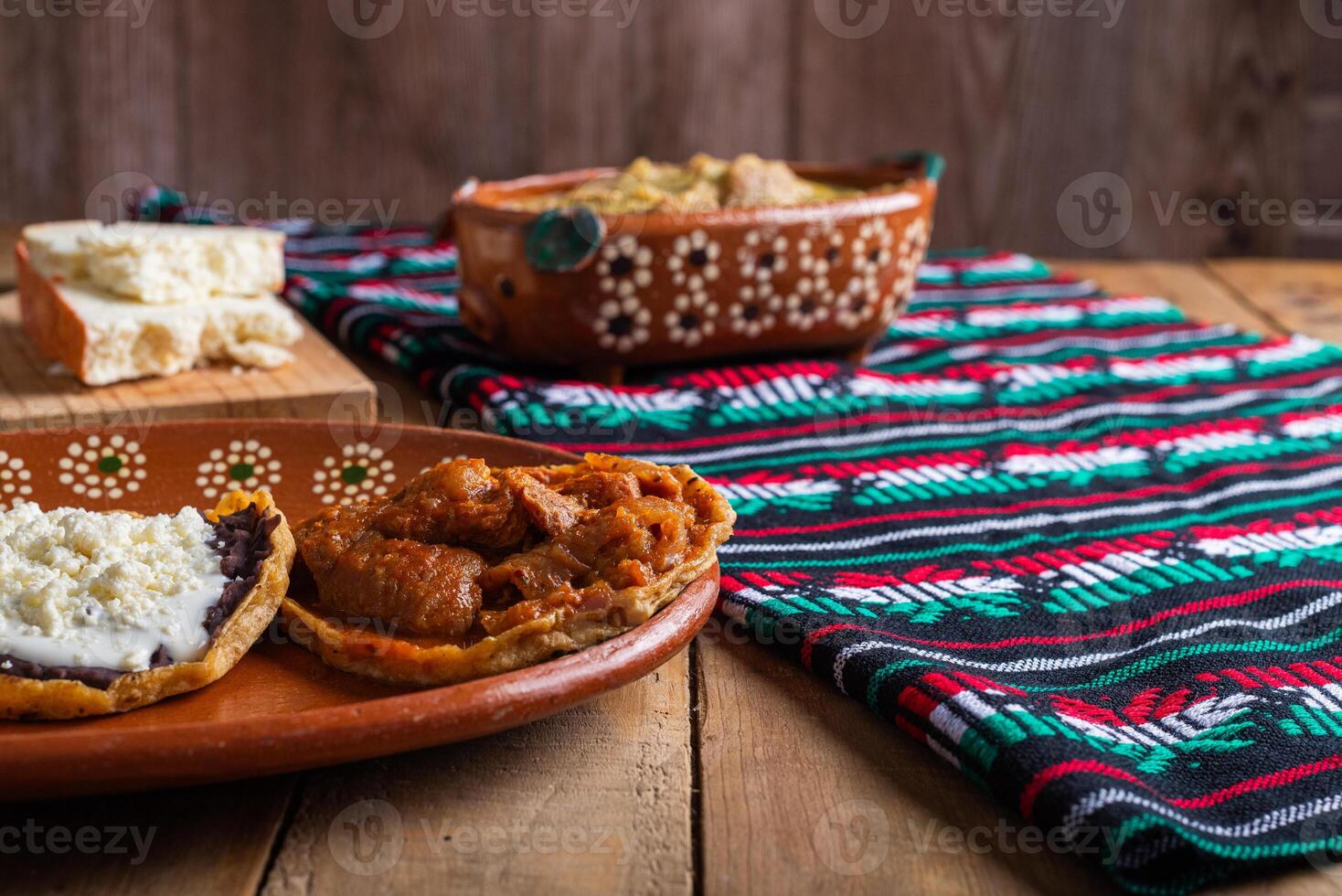 sopes von Chicharron im Grün Soße und rot Soße. Mexikaner Lebensmittel. foto