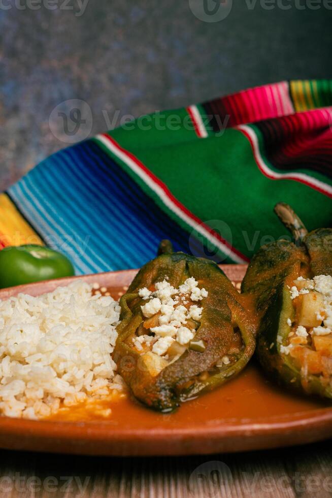 ausgestopft Pfeffer, typisch Mexikaner Lebensmittel. Essen zu feiern cinco de Mayonnaise. foto