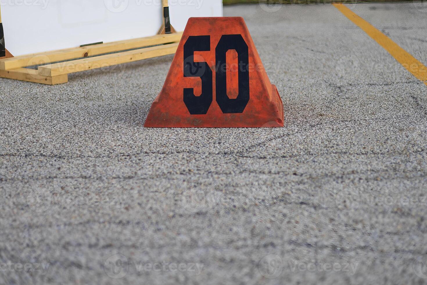 ein Orange fünfzig Hof Linie Marker bereit zum ein marschieren Band Probe foto