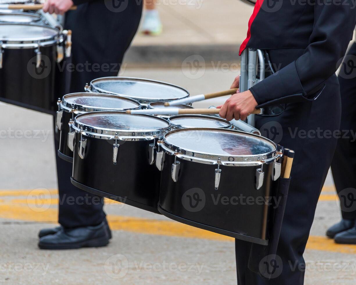einer Schlinge Trommel von ein marschieren Band Trommel Linie Erwärmen oben zum ein Parade foto