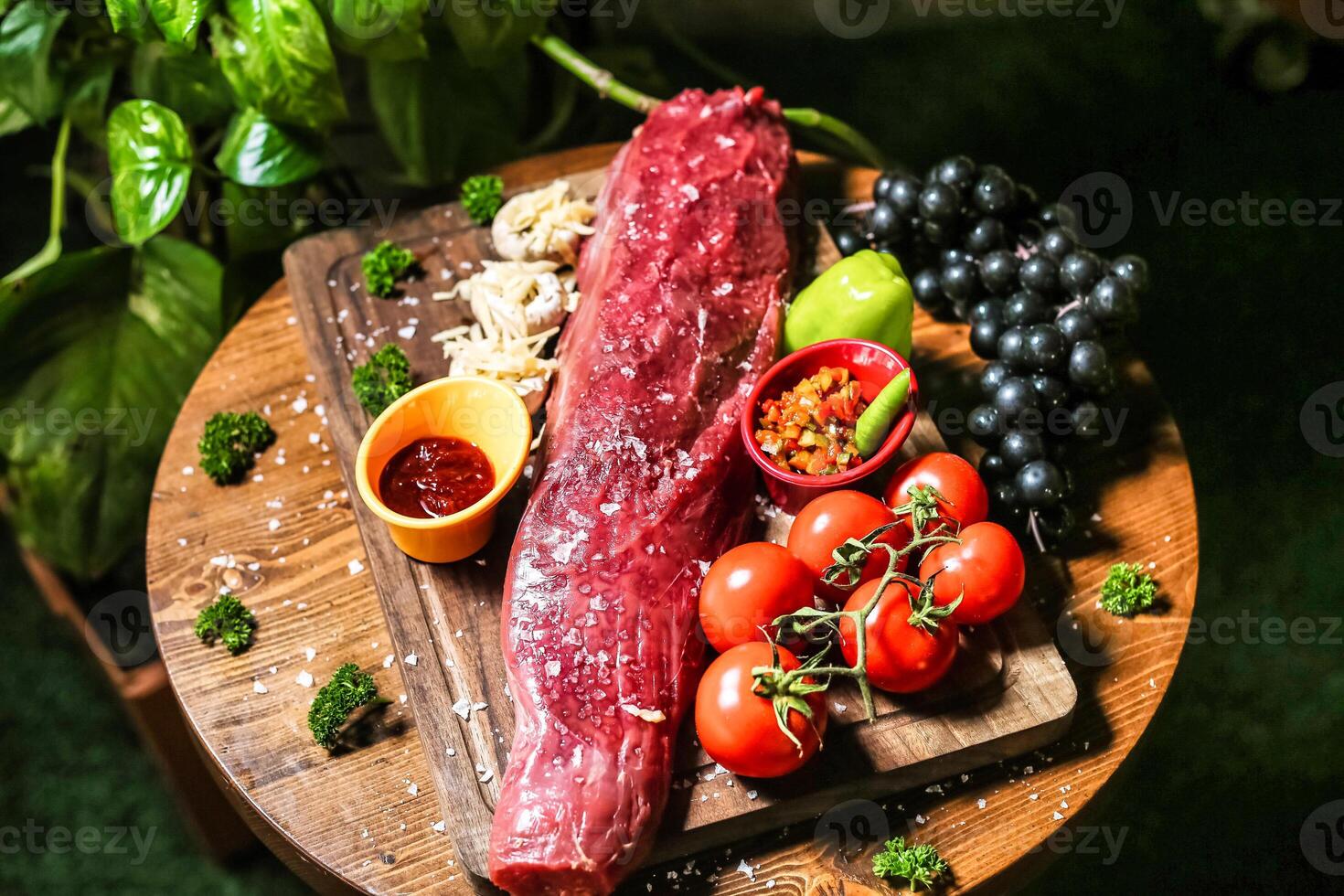 hölzern Schneiden Tafel mit frisch geschnitten Fleisch und sortiert Gemüse foto