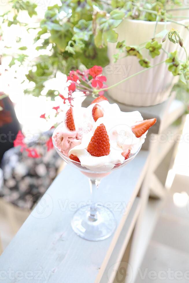 Schüssel von Erdbeeren und ausgepeitscht Sahne auf Tabelle foto