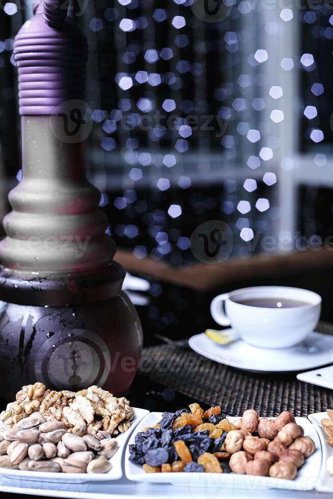 Teller von Essen und Tasse von Kaffee auf Tabelle foto