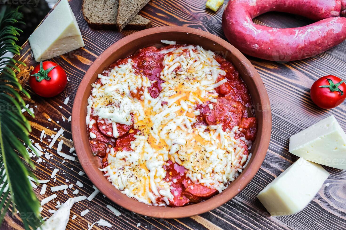 köstlich Schüssel von Essen mit Käse und Tomaten foto