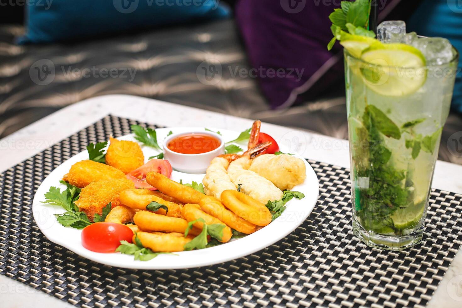 lecker bereit Teller von Essen und erfrischend trinken auf Tabelle foto