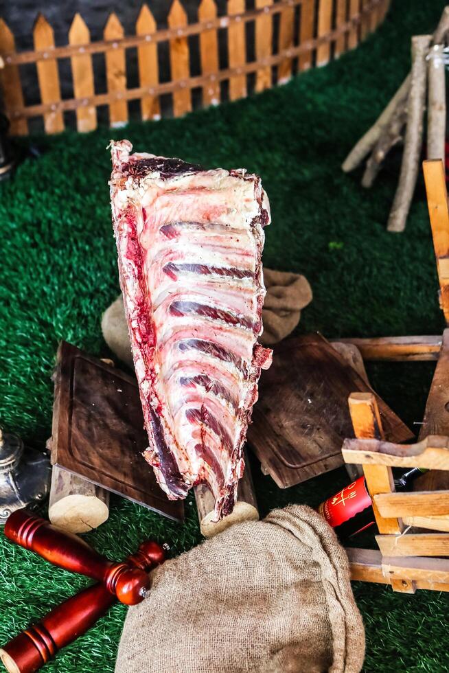 groß Stück von Fleisch auf Grün Feld foto