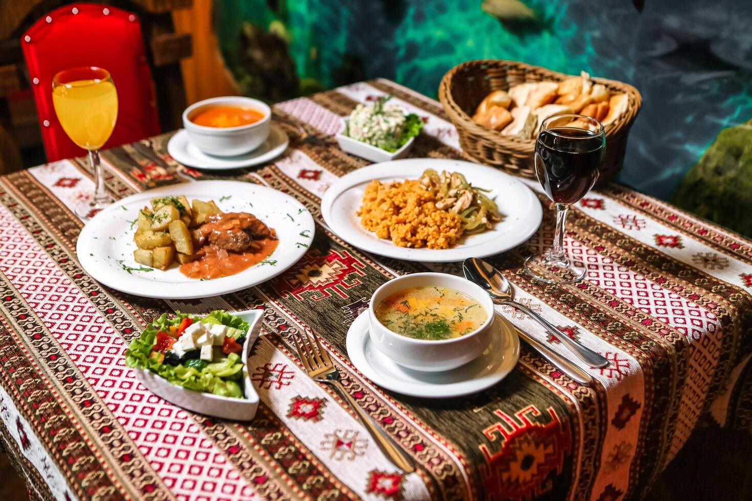 Tabelle mit Platten von Essen und Schalen von Suppe foto